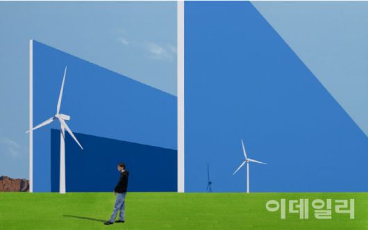 채지민 ‘푸른 벽 아래서 뭔가 바라보는 남자’(2025). 3일 서울 강남구 코엑스에서 개막하는 ‘키아프 서울 2025’에서 갤러리조은이 내건 작품들 중 하나다(사진=갤러리조은).