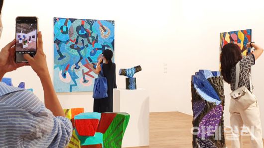 지난해 ‘키아프 서울’ 전경. 한국 1세대 조각가인 김윤신의 신작 회화·조각작품만으로 꾸린 국제갤러리 부스를 찾은 관람객들이 작품을 돌아보느라 여념이 없다(사진=오현주 문화전문기자).