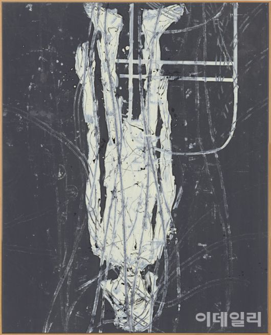 게오르그 바젤리츠 ‘무겁고 우울하다’(Schwer. Schwermut, 2025). 3일 서울 강남구 코엑스에서 개막하는 ‘프리즈 서울 2025’에서 갤러리 타데우스 로팍이 내건 작품들 중 하나다(사진=타데우스 로팍).