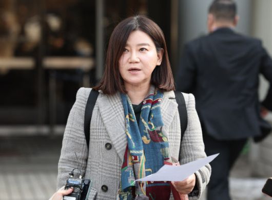 불법 촬영 혐의로 재판에 넘겨진 축구선수 황의조가 지난 2월 14일 서울 서초구 서울중앙지법에서 열린 1심에서 징역 1년에 집행유예 2년을 선고받자 피해자 측 변호인 이은의 변호사가 항소 관련 발언을 하고 있다. (사진=연합뉴스)