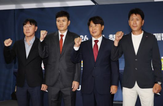 4일 종로구 축구회관에서 열린 2025-26 ACL 참가 K리그 4개팀 미디어데이에서 각팀 감독들이 포즈를 취하고 있다. 왼쪽부터 울산HD 신태용 감독, 강원FC 정경호 감독, FC서울 김기동 감독, 포항 스틸러스 박태하 감독. 사진=연합뉴스