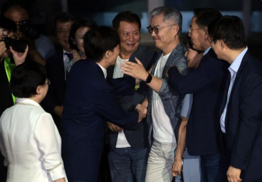 조국  조국혁신당 전 대표가 지난달 15일 서울 구로구 남부교도소에서 광복절 특별사면·복권 조치로 출소하며 최강욱 전 의원과 인사하고 있다 (사진=연합뉴스)