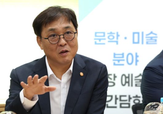 최휘영 문화체육관광부 장관이 3일 서울 종로구 예술가의 집에서 문학·미술분야 현장 예술인을 만나 간담회를 갖고 문학과 미술 분야의 현장 의견을 수렴하고 있다. (사진=문체부 제공).