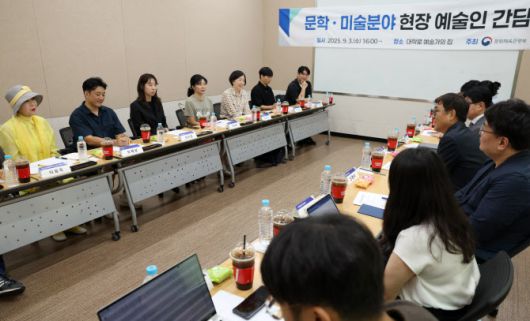 최휘영 문화체육관광부 장관이 3일 서울 종로구 예술가의 집에서 문학·미술분야 현장 예술인을 만나 간담회를 갖고 문학과 미술 분야의 현장 의견을 수렴하고 있다. (사진=문체부 제공).