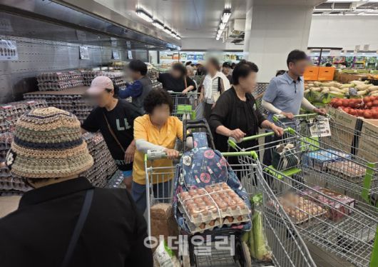 생필품 코너도 북적였다. 이판란 2판(30구×2)은 신세계포인트 적립 시 1만 1980원에 판매했다. (사진=한전진 기자)