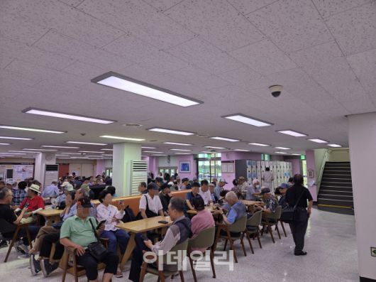 서울 종로 소재의 노인복지관에 자리가 꽉 차 있다. (사진=염정인 수습기자)