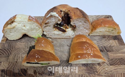 기자가 구매한 ETF 베이커리 빵 5종의 단면. 모든 제품을 합쳐도 총 1만 150원에 불과했다. (사진=한전진 기자)