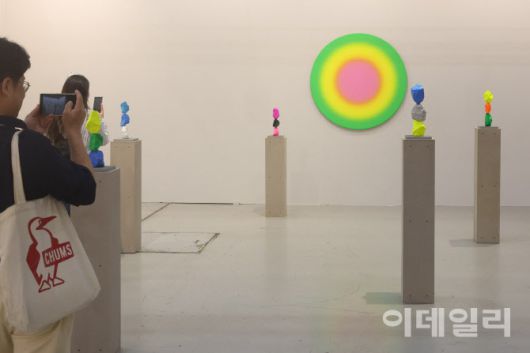 ‘키아프 서울 2025’ 전경. 국제갤러리는 우고 론디노네의 조각·회화·드로잉 등을 집중적으로 선보였다. 론디노네의 조각 ‘컬러 마운틴’ 연작은 모두 팔려나갔다(사진=이영훈 기자).
