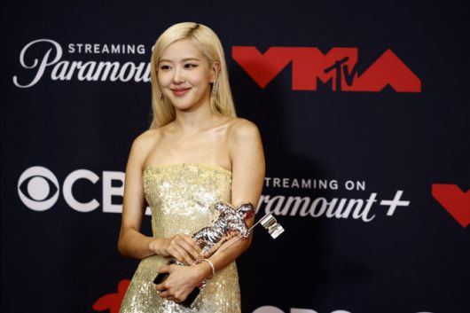 걸그룹 블랙핑크의 로제가 8일 미국 뉴욕 UBS아레나에서 열린 ‘2025 MTV 비디오 뮤직 어워즈’에서 히트곡 ‘아파트’로 ‘올해의 노래’ 상을 받은 뒤 포즈를 취하고 있다.(사진=로이터)