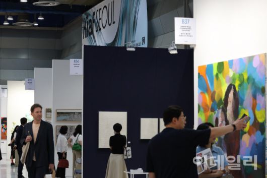 ‘키아프 서울 2025’ 전경. ‘공진’을 주제로 참가한 갤러리 175개 중 해외 갤러리 50개를 대거 들이고 외형보다는 질적 성장에 공을 들인 키아프는 닷새간 8만 2000명의 관람객을 들이고 7일 폐막했다(사진=이영훈 기자).