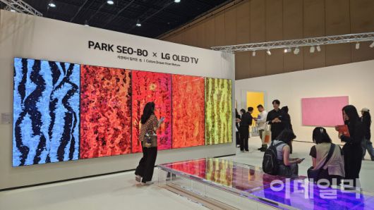 ‘프리즈 서울 2025’ 전경. 단색화 거장 박서보(1931∼2023) 작품을 빛과 색으로 재해석한 ‘박서보×LG OLED TV: 자연에서 빌려온 색’은 아트페어 속 특별전으로 큰 인기를 끌었다. 도입부에 LG OLED TV 97인치 8대로 연출한 T자형 설치작품이 화려하고 단단한 색감으로 관람객의 눈길·발길을 연신 이끌었다(사진=오현주 문화전문기자).