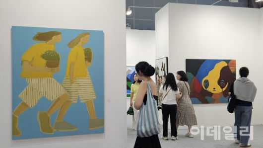 ‘키아프 서울 2025’ 전경. 백윤조의 대형 회화작품(왼쪽)을 비롯해 마이코 코바야시(오른쪽)·이재현·채지민 등의 회화작품이 걸린 갤러리조은 부스를 관람객들이 둘러보고 있다(사진=이영훈 기자).