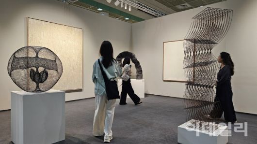 ‘프리즈 서울 2025’ 전경. 정상화·존배·김보희 작가의 작품만으로 꾸린 갤러리현대의 부스를 관람객들이 돌아보고 있다. 그중 정상화의 회화가 60만달러(약 8억 3000만원)에, 존배의 조각이 30만달러(약 4억 1000만원)에 팔려나갔다(사진=오현주 문화전문기자).