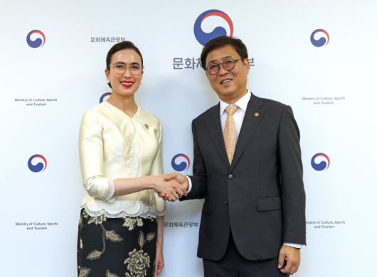 최휘영 문화체육관광부 장관이 8일 서울 종로구 국립현대미술관 서울관에서 위디얀티 푸트리 와르다나 인도네시아 관광부 장관을 만나 기념촬영을 하고 있다. (사진=문체부 제공).