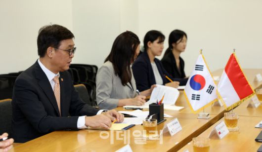 최휘영 문화체육관광부 장관이 8일 서울 종로구 국립현대미술관 서울관에서 위디얀티 푸트리 와르다나 인도네시아 관광부 장관을 만나 양국 관광 분야 협력을 위한 의견을 나누고 있다. (사진=문체부 제공).