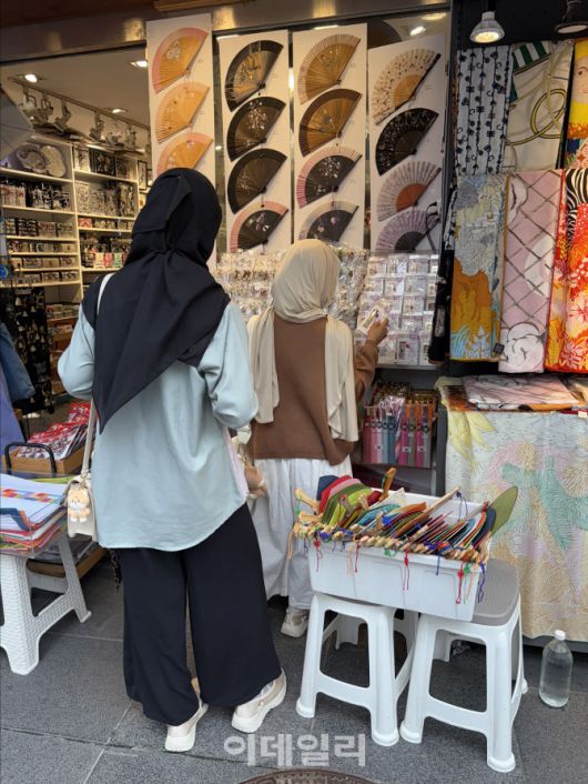 7일 서울 인사동에서 한 공예품을 방문한 아프가니스탄 소녀들이 책갈피를 고르고 있다.(사진=김혜미 기자)