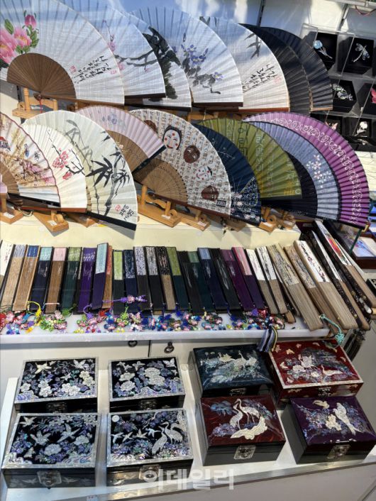 인사동에서 판매 중인 한국 전통 공예품들.(사진=김혜미 기자)