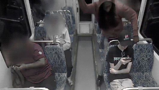 지난달 22일(현지시간) 미국 노스캐롤라이나주 샬럿의 경전철에서 살해된 우크라이나 난민 이리나 자루츠카(오른쪽 아래)의 사건 직전 모습.(사진=샬럿 교통 시스템)