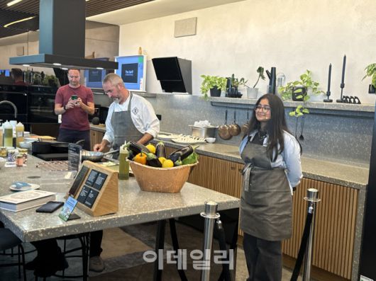 8일(현지시간)영국 킹스크로스 지역에 있는 삼성전자 복합 제품 체험공간 ‘삼성 킹스크로스(KX)’에서 로컬 셰프가 삼성전자 가전을 이용해 요리를 하고 있다.(사진=공지유 기자)
