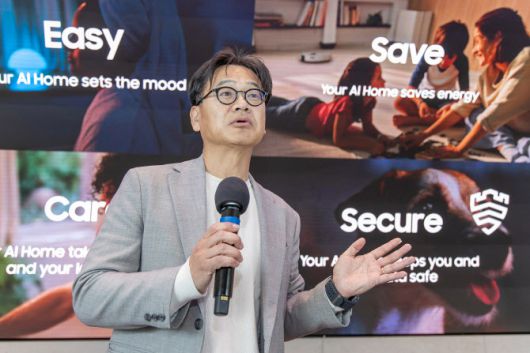 8일(현지시간) 영국 런던에 위치한 ‘삼성 킹스크로스’에서 윤철웅 삼성전자 영국법인장 상무가 ‘AI 홈’ 경험에 대해 설명하고 있다.(사진=삼성전자)