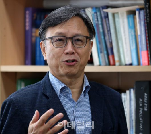 [이데일리 김태형 기자] 김준 연세대 대기과학과 교수가 이데일리와 인터뷰 하고 있다.