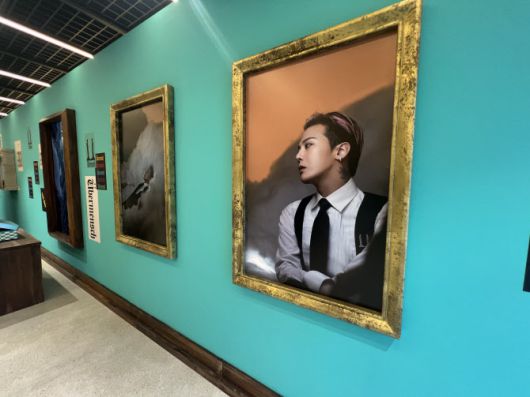 펍지 성수에 걸려 있는 아티스트 지드래곤 사진(사진=크래프톤)