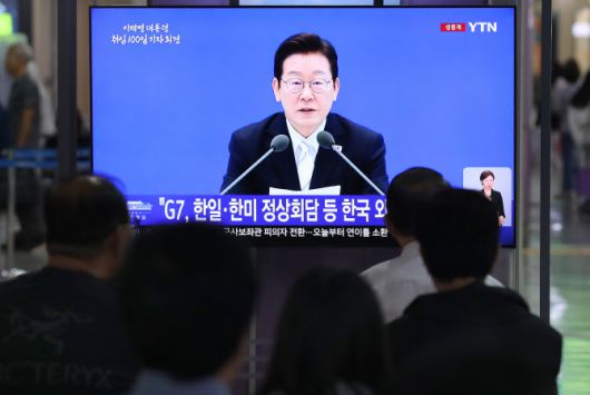 11일 오전 대구 동구 동대구역에서 사람들이 이재명 대통령 취임 100일 기자회견 생중계를 보고 있다.(사진=뉴스1)