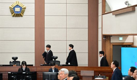 지귀연 부장판사(가운데) 등 서울중앙지법 형사합의25부 재판부. 더불어민주당은 윤속열 전 대통령에 대한 구속취소 결정을 한 지 부장판사의 교체를 지속적으로 요구하고 있다. 사진은 지난 4월 21일 서울중앙지법에서 열린 윤 전 대통령 내란 우두머리 혐의 2차 공판 입장 모습. (사진=이데일리)