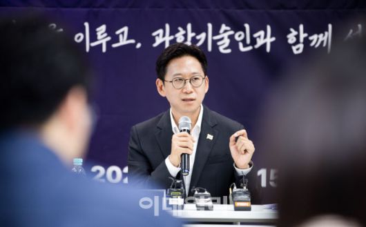 배경훈 과학기술정보통신부 장관이 지난 12일 서울 광화문 ‘HJ비즈니스센터’에서 열린 기자간담회에서 기자들의 질문에 답변하고 있다. (사진=과기정통부)