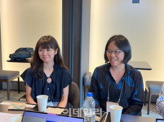 국외소재문화유산재단 ‘제4회 해외전문가 보존처리 교육 워크숍’에 참여한 보존처리 전문가 쿠스노키 쿄코(왼쪽, 대영박물관), 차이 신전(보스턴 미술관)이 지난 13일 서울 종로구 인사동 나인트리 호텔에서 인터뷰를 하고 있다. (사진=국외소재문화유산재단)