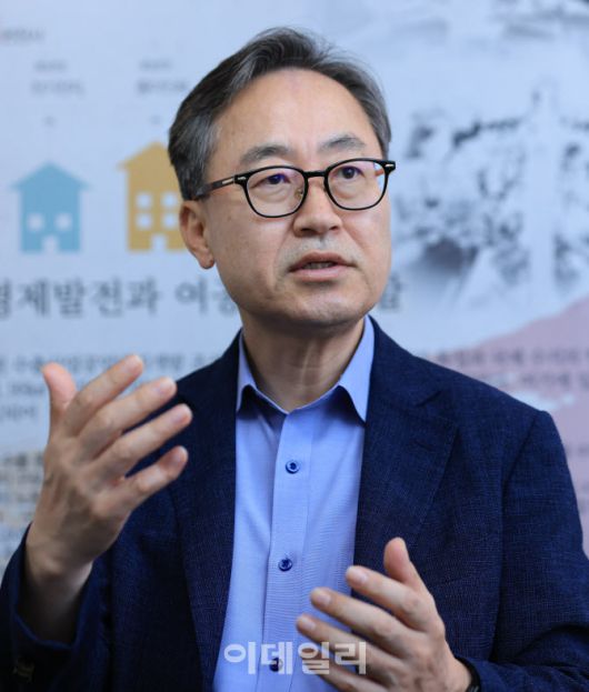 유성훈 금천구청장이 지난 8일 이데일리와 인터뷰에서 주거환경 정비에 대한 설명을 하고 있다.(사진=노진환 기자)