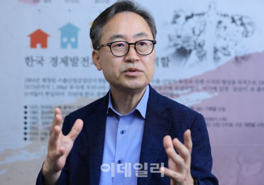 유성훈 금천구청장이 8일 이데일리와의 인터뷰에서 인공지능(AI) 융복합 클러스터 조성 혁신안에 대해 설명하고 있다. (사진=노진환 기자)