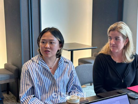 국외소재문화유산재단 ‘제4회 해외전문가 보존처리 교육 워크숍’에 참여한 보존처리 펠로우 태미 홍(왼쪽, 필라델피아 미술관), 보존처리 전문가 제니퍼 페리(메트로폴리탄 미술관)이 지난 13일 서울 종로구 인사동 나인트리 호텔에서 인터뷰를 하고 있다. (사진=국외소재문화유산재단)