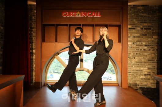 뮤지컬 ‘브로드웨이 42번가’를 테마로 한 샤롯데씨어터 뮤지컬펍 ‘커튼콜 인 샬롯’의 공연 장면(사진=롯데컬처웍스).