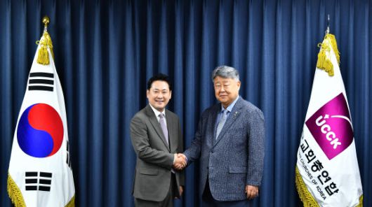 장동혁 국민의힘 대표(왼쪽)와 김종혁 한교총 대표회장이 16일 환담 후 기념촬영을 하고 있다(사진=한교총).