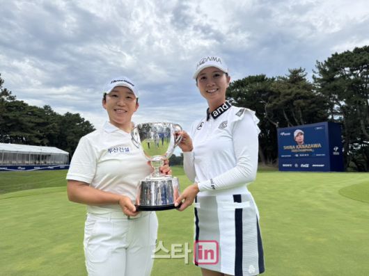 신지애(왼쪽)와 가나자와 시나가 우승트로피를 함께 들어 올리고 있다. (사진=KPS 제공)