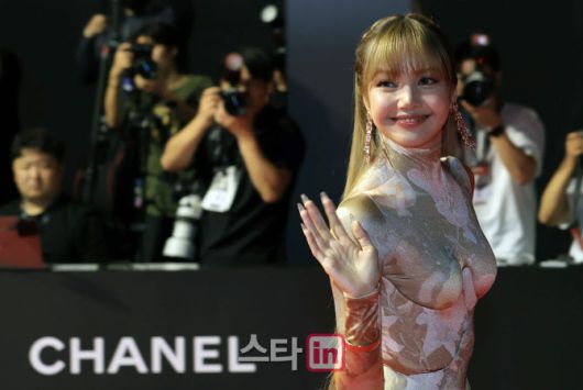 [이데일리 스타in 노진환 기자] 블랙핑크의 리사가 17일 부산 해운대구 영화의전당에서 열린 제30회 부산국제영화제(BIFF) 개막식에 참석하고 있다. 오늘부터 26일까지 10일간 영화의전당과 센텀시티, 남포동 등 부산 전역에서 열리는 이번 영화제에는 공식 초청작 64개국 241편, 커뮤니티비프 상영작 87편, 동네방네비프 상영작 32편이 상영된다.