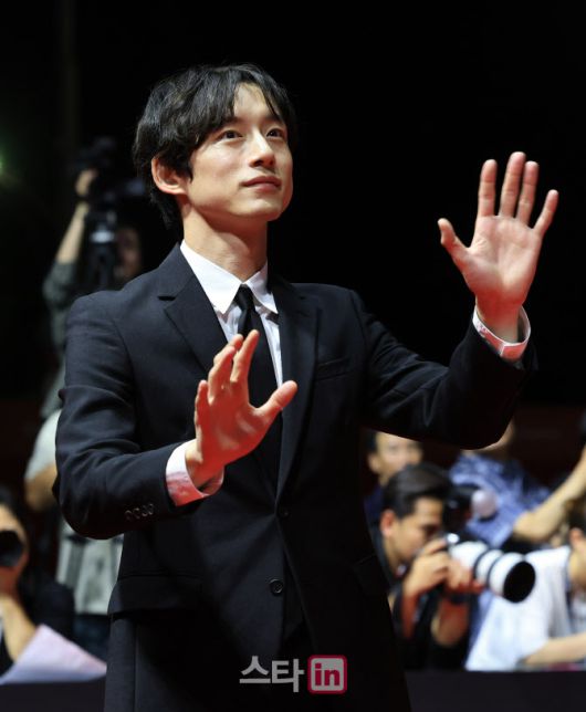 배우 사카구치 켄타로가 17일 오후 부산 해운대구 영화의전당에서 열린 ‘제30회 부산국제영화제’(BIFF) 개막식에 참석해 레드카펫을 밟고 있다.