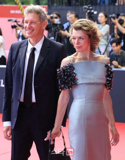 [이데일리 스타in 노진환 기자] 배우 밀라 요보비치가 17일 부산 해운대구 영화의전당에서 열린 제30회 부산국제영화제(BIFF) 개막식에 참석하고 있다. 오늘부터 26일까지 10일간 영화의전당과 센텀시티, 남포동 등 부산 전역에서 열리는 이번 영화제에는 공식 초청작 64개국 241편, 커뮤니티비프 상영작 87편, 동네방네비프 상영작 32편이 상영된다.