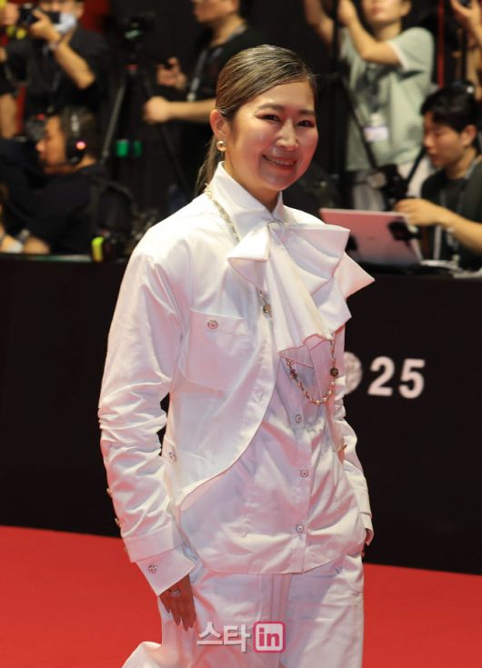 [이데일리 스타in 노진환 기자] 케이팝데몬헌터스의 매기 강 감독이 17일 부산 해운대구 영화의전당에서 열린 제30회 부산국제영화제(BIFF) 개막식에 참석하고 있다. 오늘부터 26일까지 10일간 영화의전당과 센텀시티, 남포동 등 부산 전역에서 열리는 이번 영화제에는 공식 초청작 64개국 241편, 커뮤니티비프 상영작 87편, 동네방네비프 상영작 32편이 상영된다.