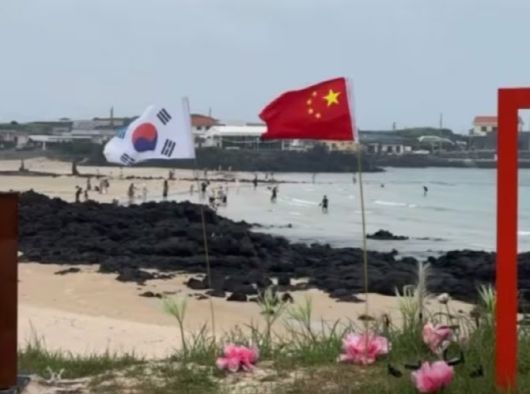 우도에 설치돼 논란이 일었던 오성홍기. 주변으로 중국인들이 좋아하는 조형물들도 놓여있다. (사진=사회관계망서비스)