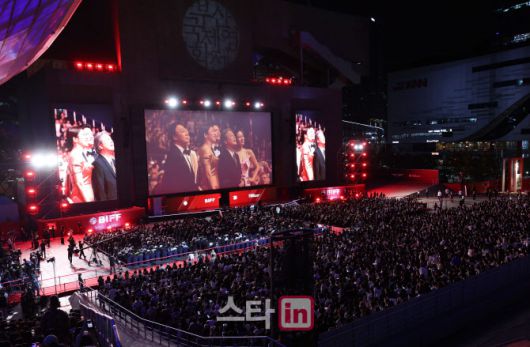 [이데일리 스타in 노진환 기자] 제30회 부산국제영화제(BIFF)가 17일 오후 부산 해운대구 영화의전당에서 개막했다. 오늘부터 26일까지 10일간 영화의전당과 센텀시티, 남포동 등 부산 전역에서 열리는 이번 영화제에는 공식 초청작 64개국 241편, 커뮤니티비프 상영작 87편, 동네방네비프 상영작 32편이 상영된다.