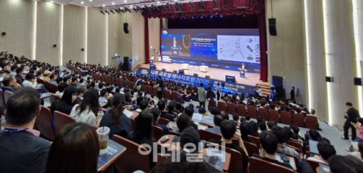 수백명이 나주 글로벌 에너지포럼 현장을 빼곡하게 메워 일부 참석자들은 통로에 서거나 앉아서 기조 강연을 청취했다. (사진=최훈길 기자)