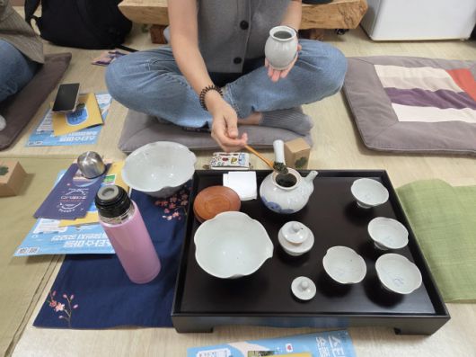 전북 완주 오성한옥마을의 농촌체험휴양 프로그램 중 하나인 다도체험 모습(사진=농식품부)