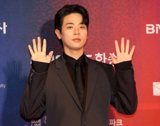 배우 박정민이 18일 오후 부산 해운대구 시그니엘 부산에서 열린 ‘2025 부일영화상’ 레드카펫 행사에 참석해 포즈를 취하고 있다.(사진=뉴스1)