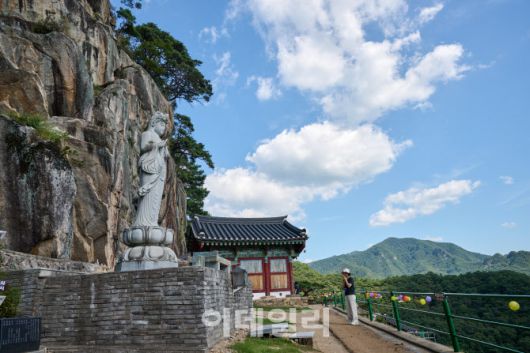 통일 신라시에 건설한 이 사찰은 천년의 세월을 버티고 항상 그자리에 서 있다.