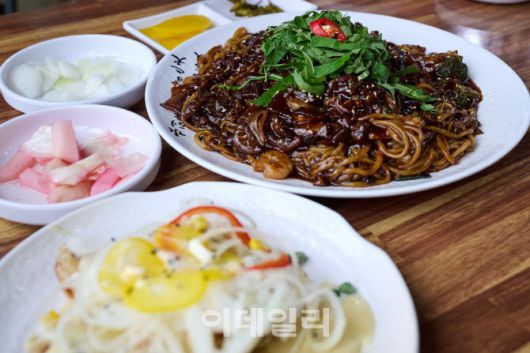 충북 제천 가스트로투어 의림지A코스 중 하나인 낭만짜장의 쟁반짜장과 크림소스탕수육