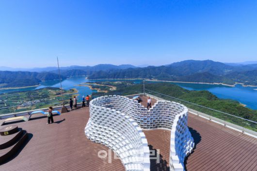 충북 제천의 대표적인 관광지인 비봉산전망대까지는 청풍호반케이블카를 타고 이동할 수 있다.