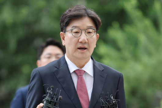 일교 청탁 의혹을 받는 국민의힘 권성동 의원이 지난달 27일 서울 종로구 KT광화문빌딩에 마련된 김건희 여사 관련 의혹을 수사하는 민중기 특별검사팀 사무실에 피의자 신분으로 출석하고 있다. (사진=연합뉴스)