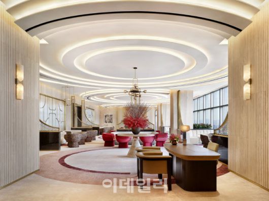 조선 팰리스 디자인 하우스 혜 협업 특별 전시가 진행되는 그랜드 리셉션 현장 (사진=조선호텔앤리조트)